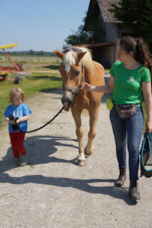 Tierschule.eu - Training - Luisa mit Kind und Pferd