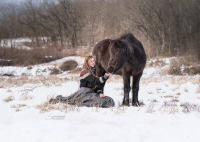 Tierschule.eu - Training - Helena mit Pferd im Schnee