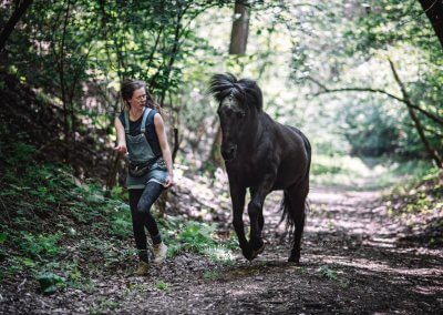 Tierschule.eu - Training - Helena mit Pferd im Wald